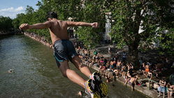Popular city bans public alcohol amid heat wave as people take risks to cool down Australia Private Schools