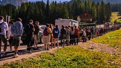 Thousands swarm stunning mountain escape as selfie tourism backlash erupts online Australia Private Schools